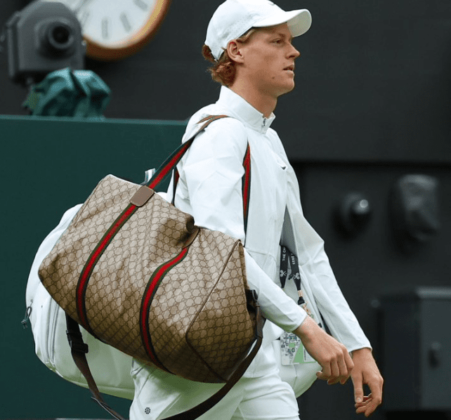 Sinner con la borsa Gucci
